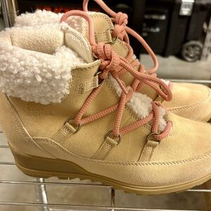 EUC Sorel Women’s Beige Lace Up Booties w/ Coral Laces Size 8.5